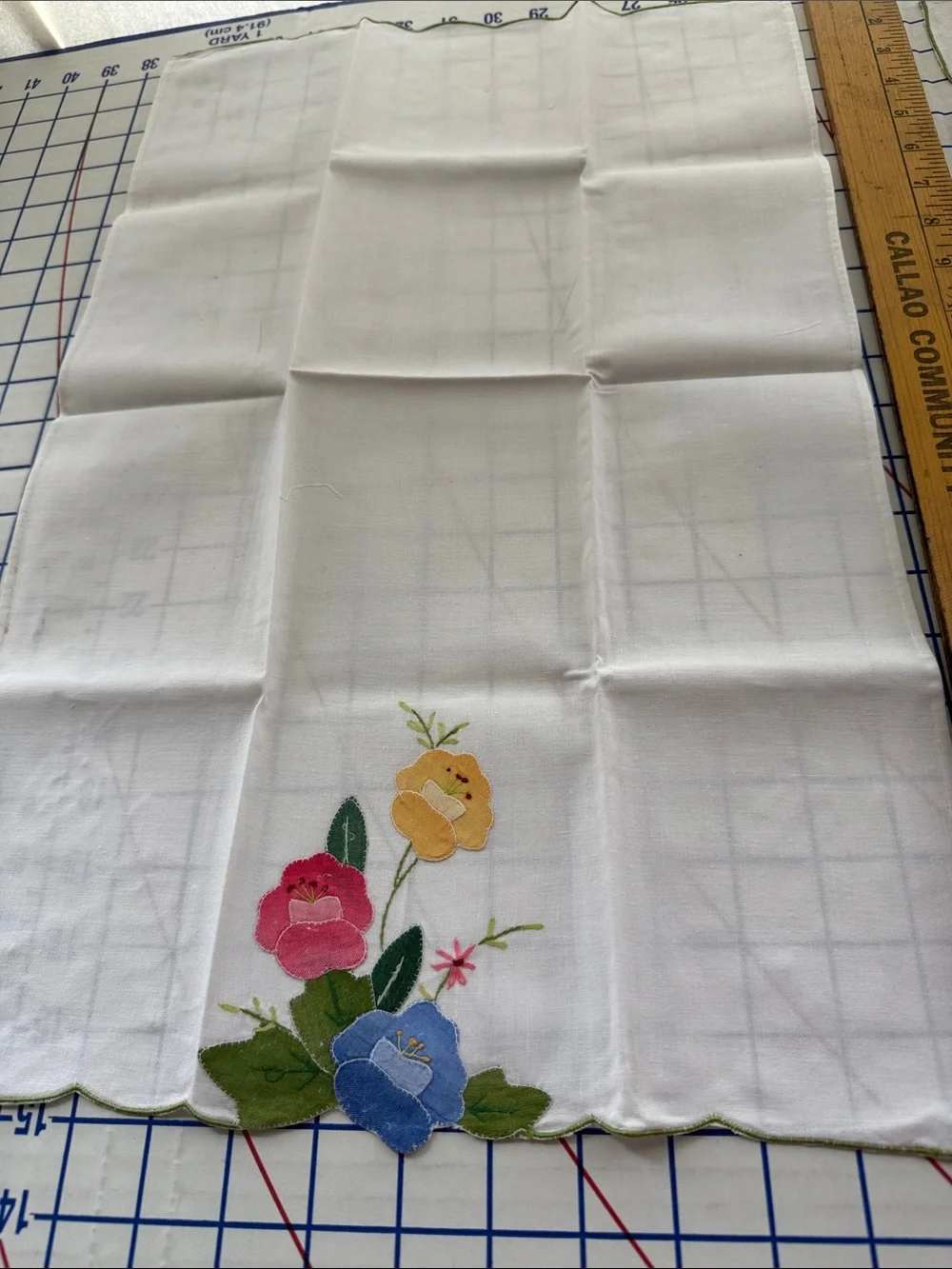 Vintage Appliqué Floral Tablecloth & 3 Napkins Cutwork Lace 1970s 4 Pc Set
